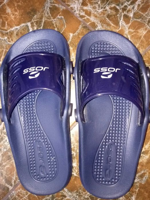 Продам детские сланцы.