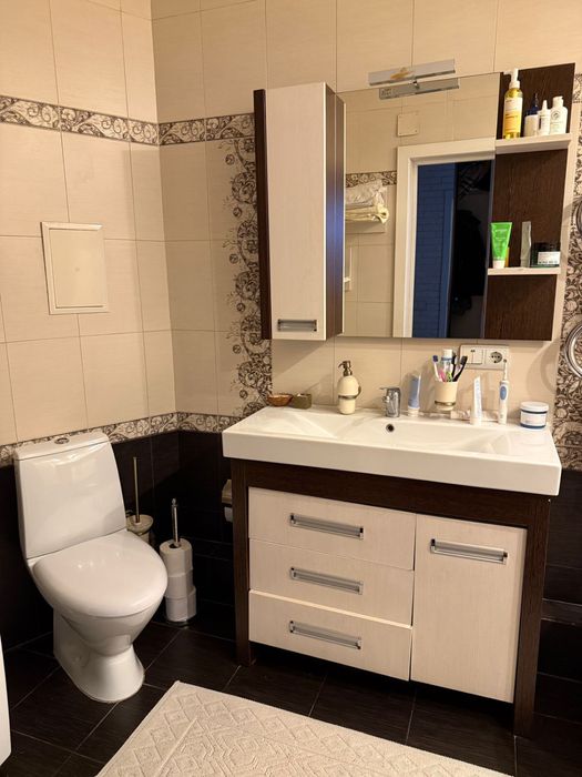 Тумба и зеркало с полками в ванную