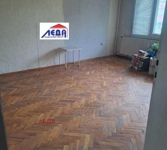 Продава се Тристаен апартамент в Плевен, 9-ти квартал - 100 кв.м за 970 €/кв.м - Снимка #2