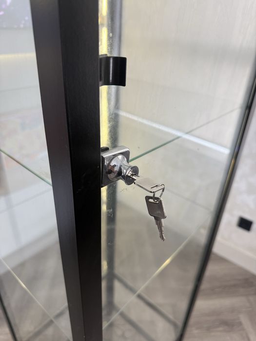 Витрина Икеа в отличном состоянии