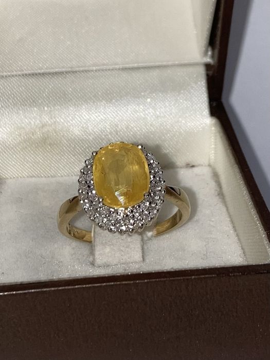 Inel aur cu safir galben si diamante