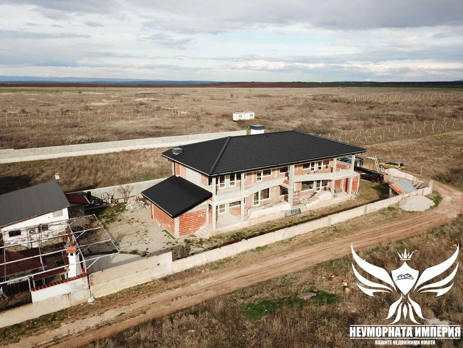 Продавам три етажна къща с 402РЗП, гараж и двор 460кв.м. в гр.Асеновград, кв.Изток на местност Шкилово