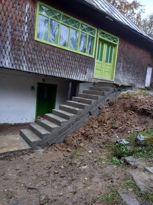 Casă de vânzare situată în zonă de munte