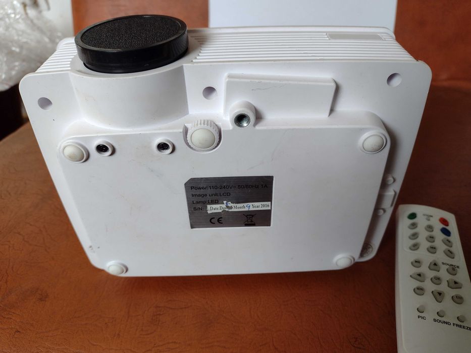 Videoproiector LED cu telecomanda