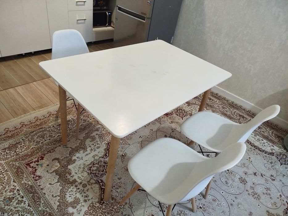 Стол со стульями кухонный