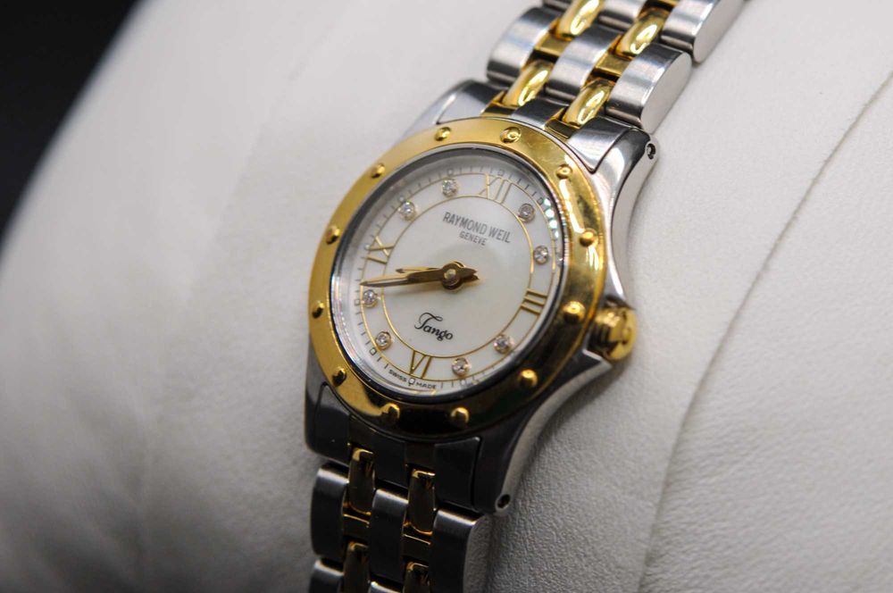 Швейцарски дамски часовник с диаманти - Raymond Weil Tango 5790