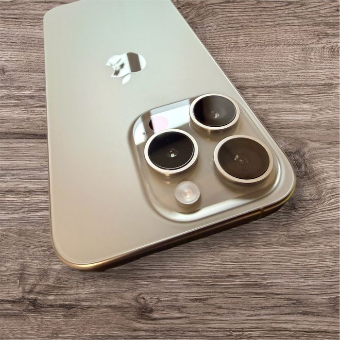 iPhone 15 Pro fără urme de utilizare