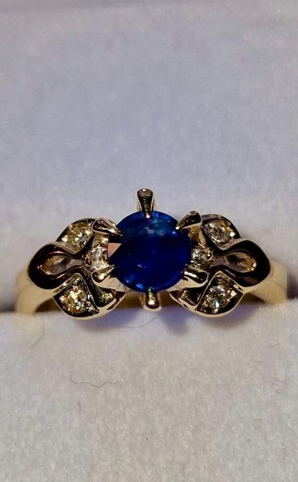 Продам золотое кольцо   СССР  750 пробы с бриллиантами  и Сапфиром