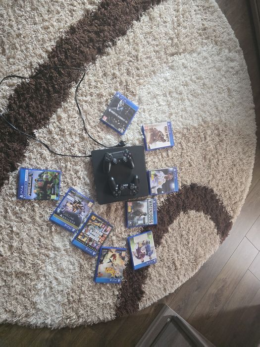 Vând Playstation 4 Slim Edition