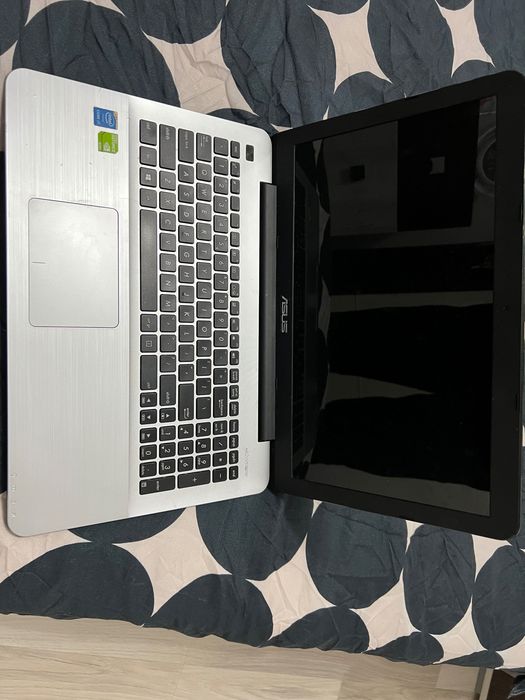 Vand laptop in stare foarte buna totul functional folosit foarte putin