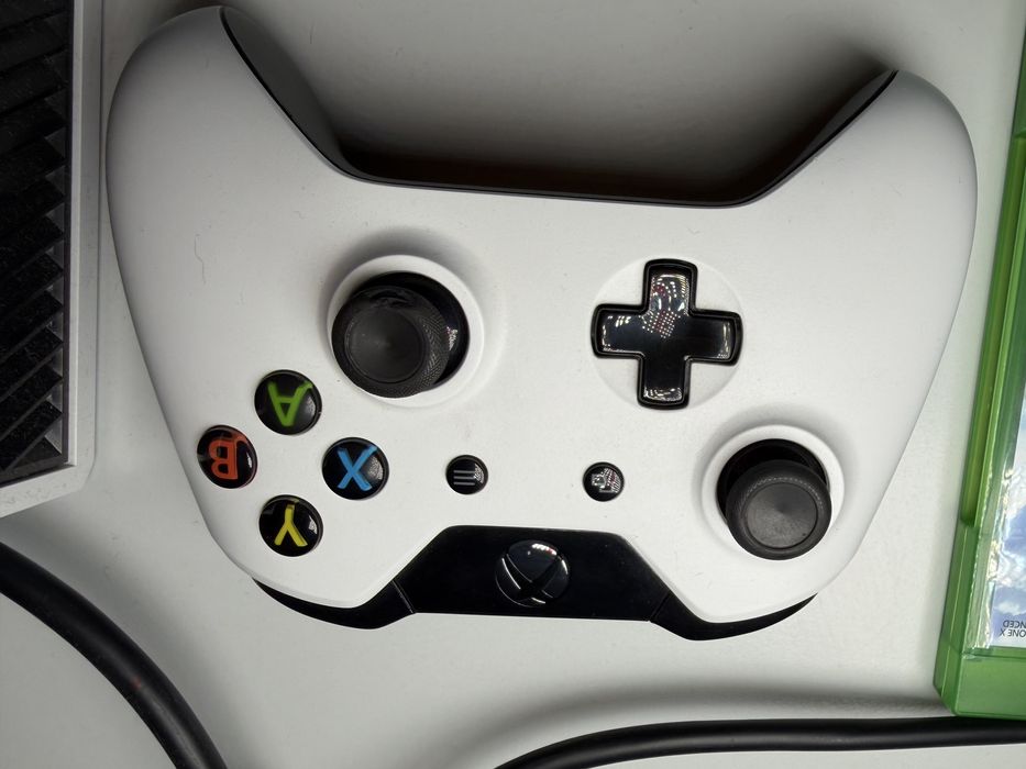 Vând Xbox One - UK Edition + 2 Controlere + 6 Jocuri Incluse | Stare Impecabilă