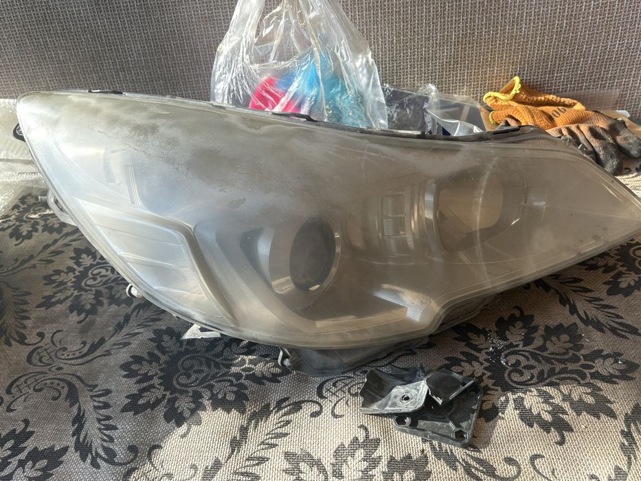 Фары на Subaru Outback.