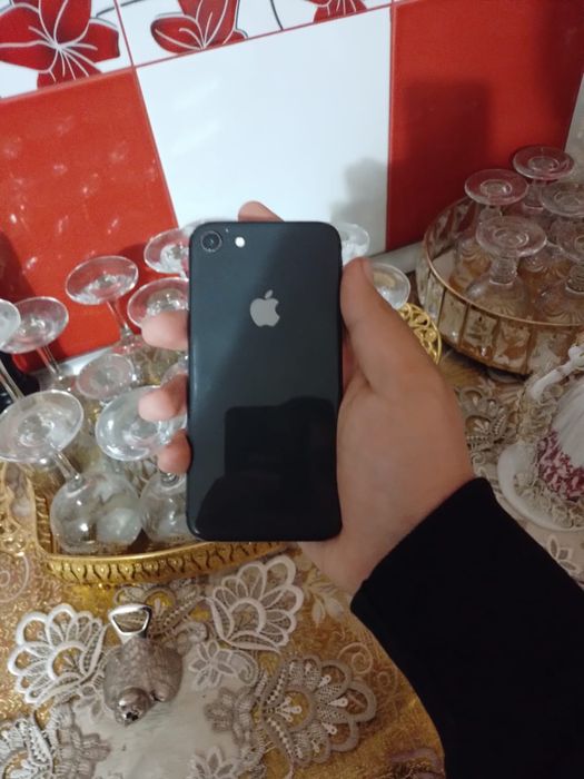 Vând iPhone 8 cu display crăpat intru în colț