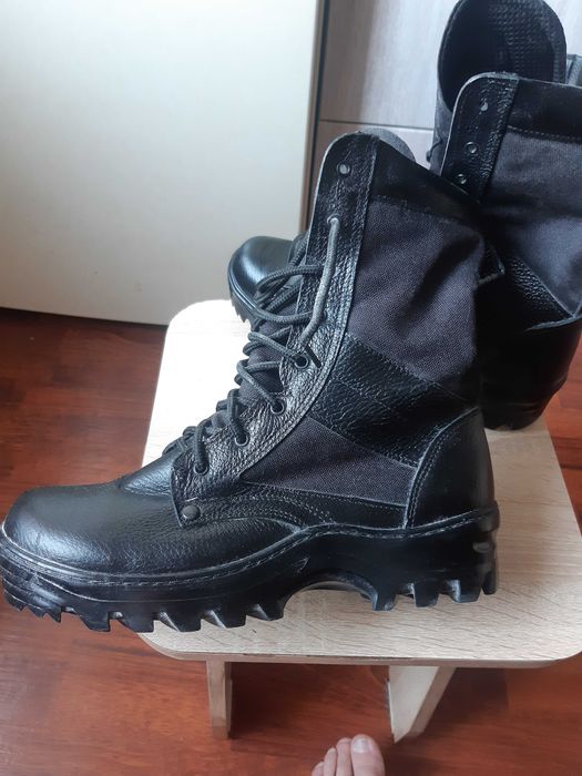 Ботинки с высокими берцами