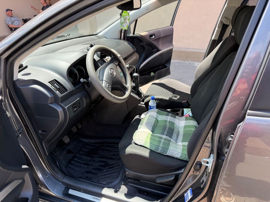 Mașina Toyota corola verso
