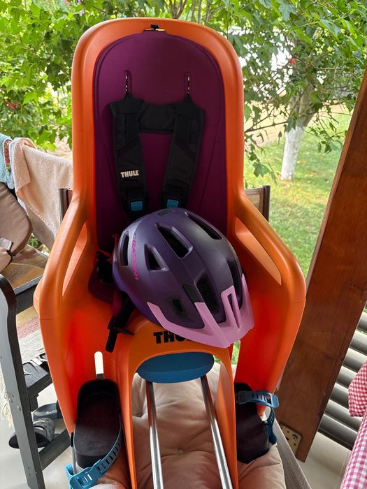 Scaun bicicleta copii Thule cu casca de protectie