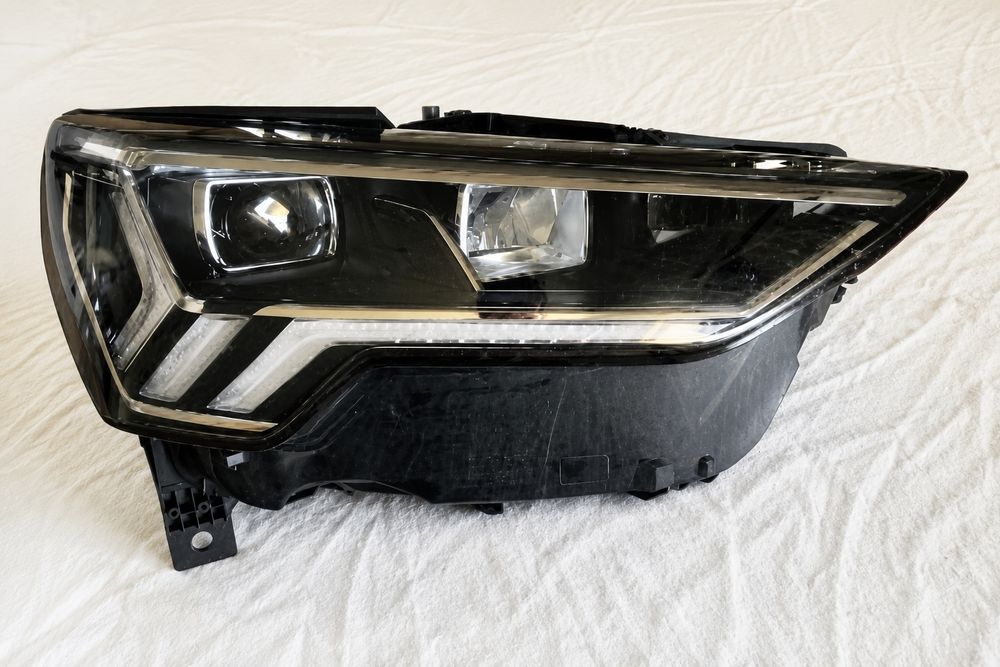 Оригинален LED фар за Audi Q3 F3, десен, 83A941034 ZKW