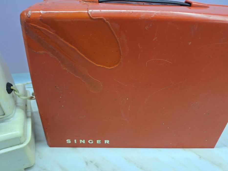 Стара детска мини шевна машина