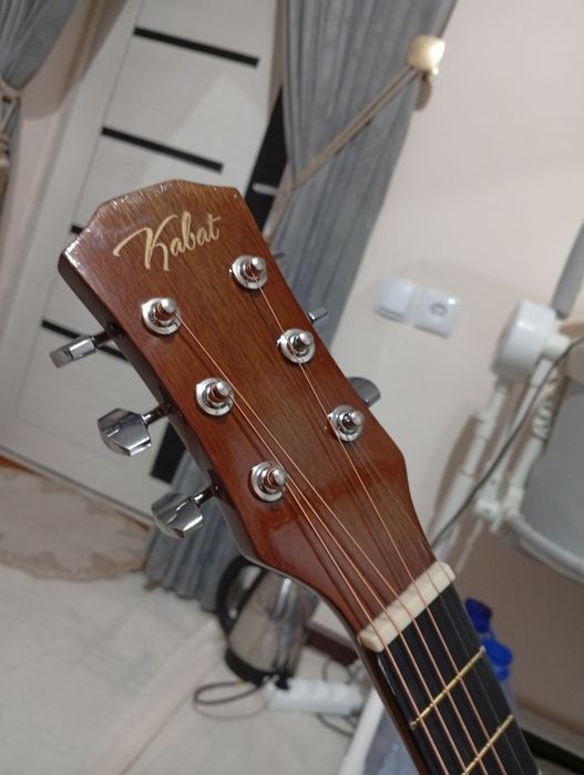 Yangi boshlovchilar va profisionallar uchun akustik gitara