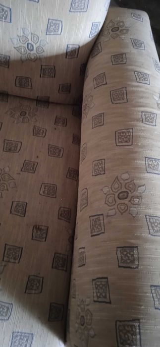 Два фотьойла без диван и кръгла маса.