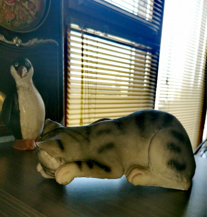 Котка фигура пластика скулптура на котенце изключително реалистично !