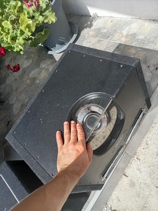 Vand subwoofer auto