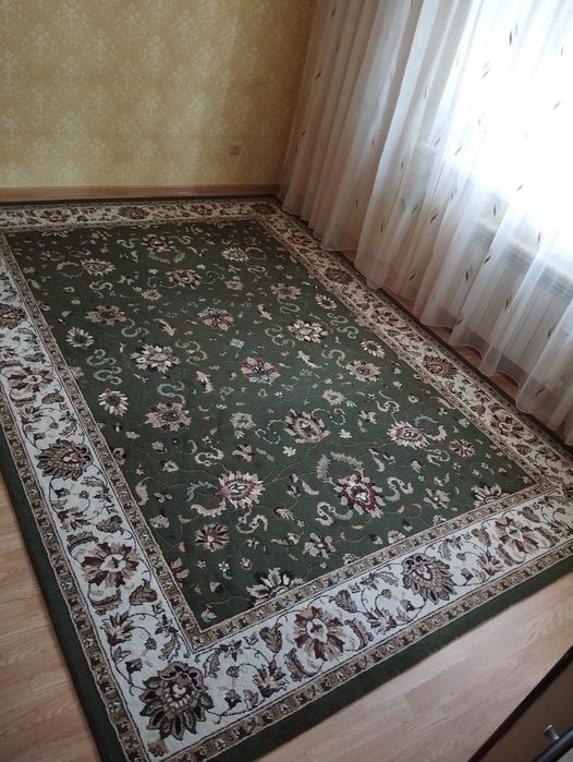 Продам Ковёр 2,5 × 3,5 м.
