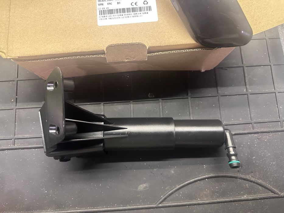 Нова пръскалка / дюза за фар Тойота Авенсис Т27