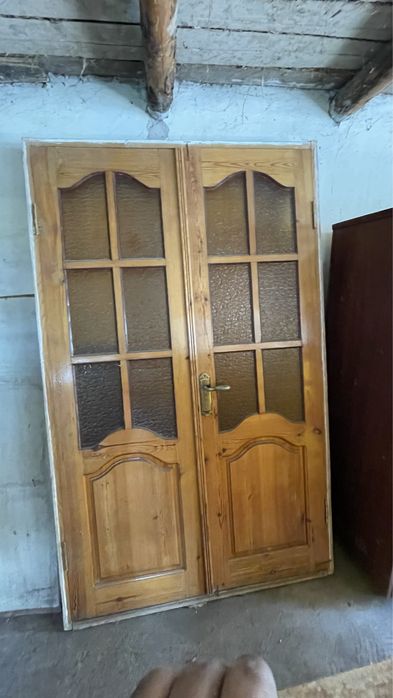 Двери настоящее дерево в отличном состоянии