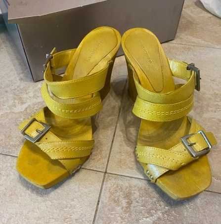 Жълти чехли с дървена подметка