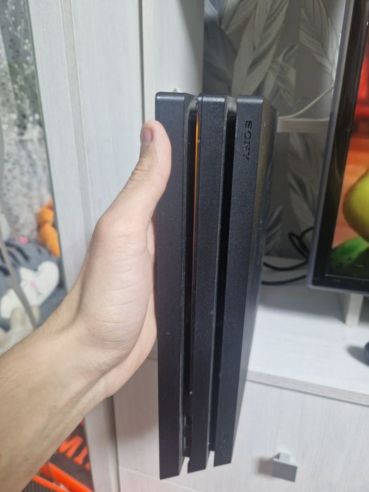 Продам Ps4 Pro с играми