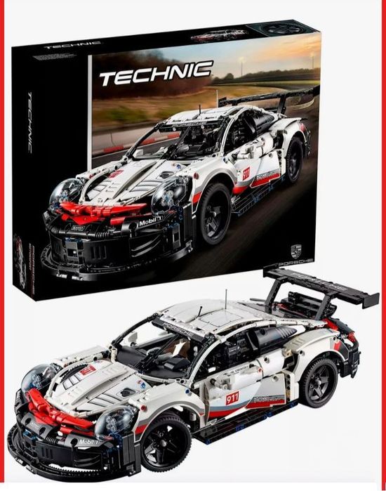 Этот конструктор представляет собой реплику модели Porsche 911 RSR