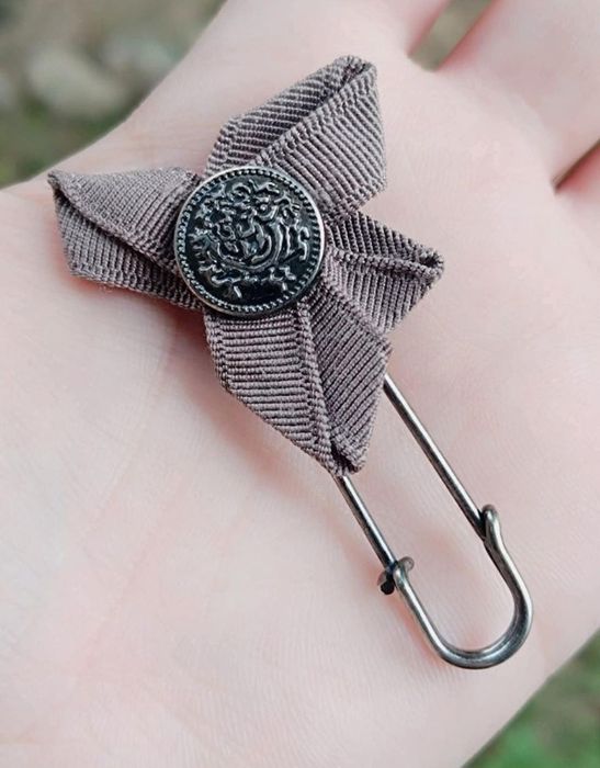 Brose tip ac de siguranta, din metal argintat,cu ornament celtic,copii