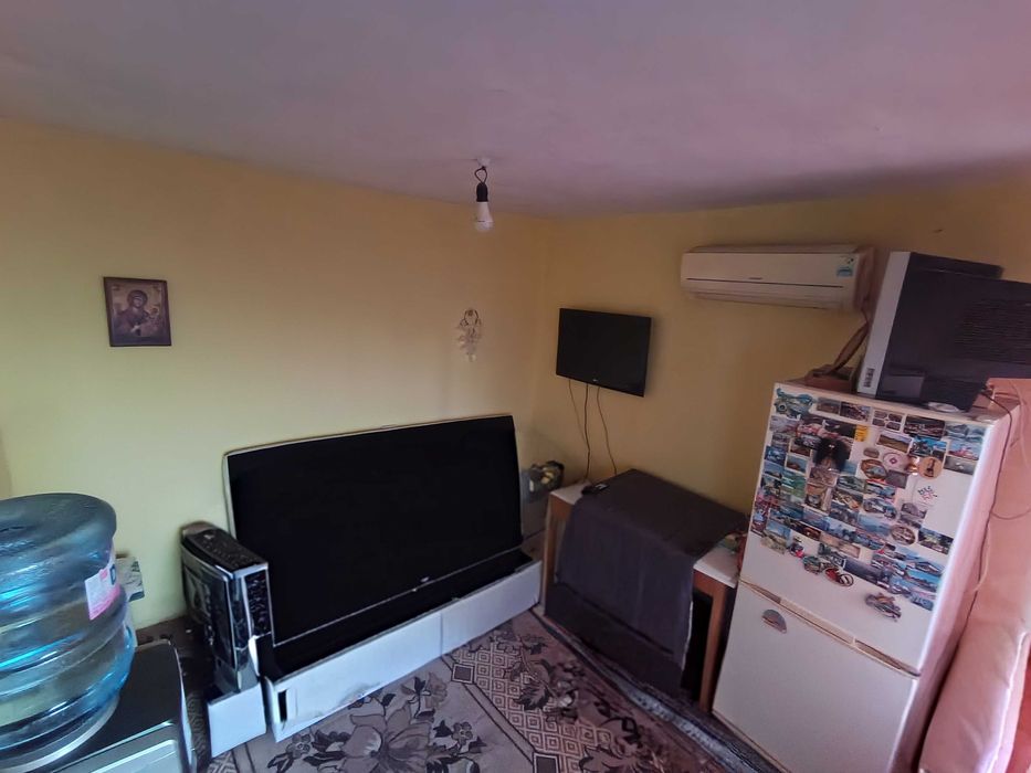 Продавам къща с дворно място