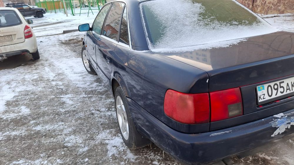 Машина Audi A6, 1995 г