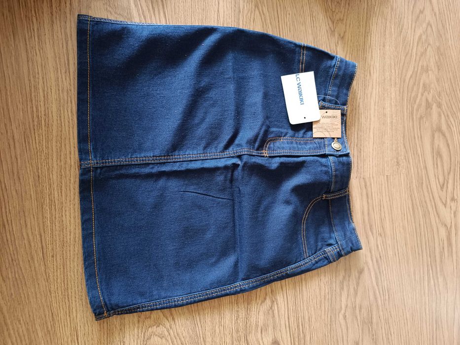 Бели ризи и черни поли, лот от дънки и дънкови поли за 10 г.