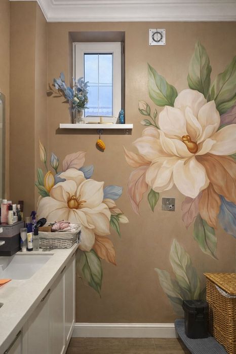 Рисунки на стенах и барельеф