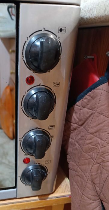 Кухненски шкафове и малка готварска печка