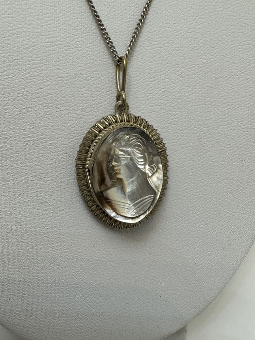 Colier argint, lant si pandantiv cu camee din scoica. Vechi