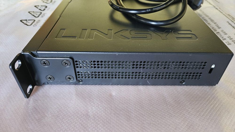 Switch Linksys LGS318P cu POE si cu 2 porturi SFP
