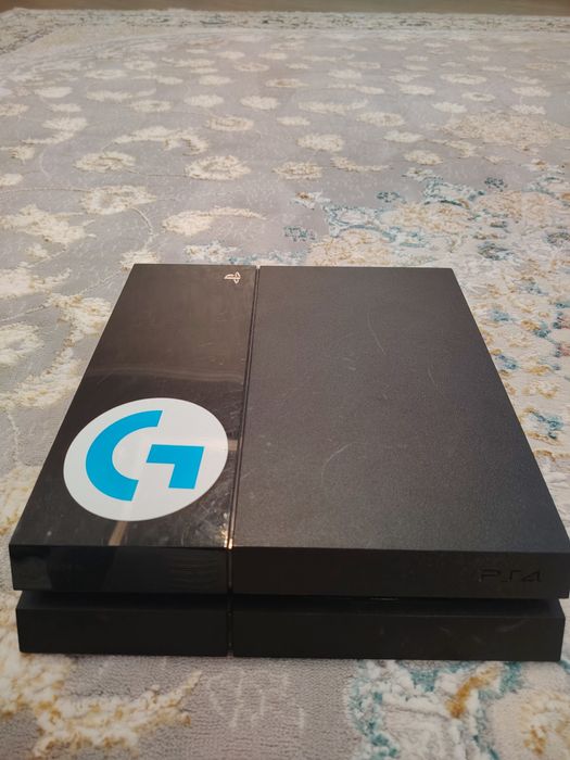 Продам пс4 среднее состояние 1 джостик и 12 игр