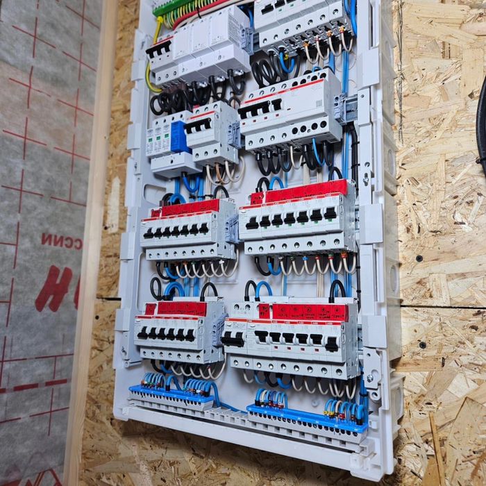 Электромонтажник