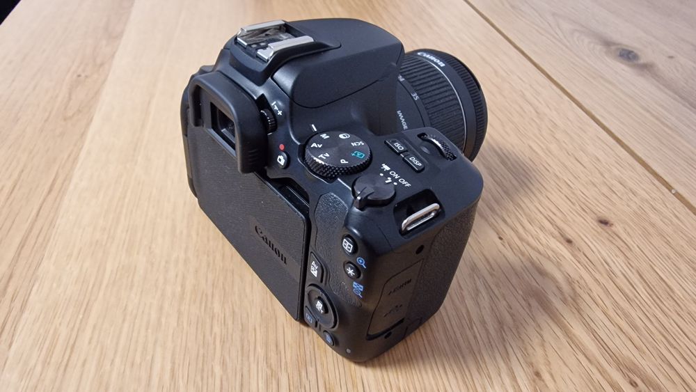 Canon EOS 250D + Obiectiv 18-55mm ca nou