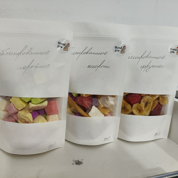 Сублимировынное фрукты и мороженое.