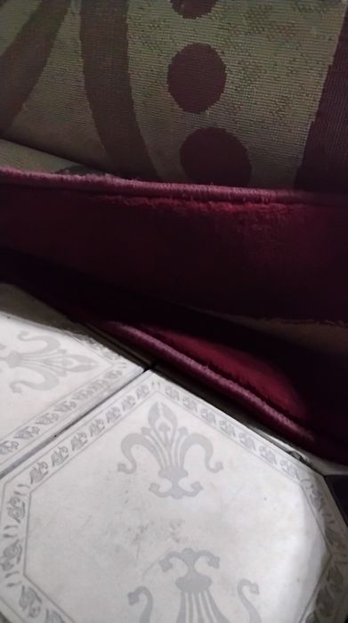 Qizil va malochniy rangli qalin gilamimiz sotiladi