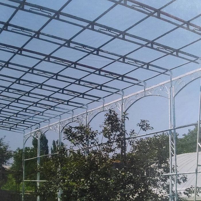 Mini stadion va barcha katta imorat kirishalari