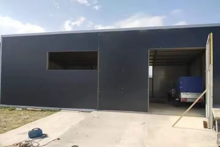Hale metalice structurii complete
Lățime lungime și h 
5x20x4
6x20x4
8x20x4
10x20x4
12x20x4
14x20x4
16x20x4
18x30x4
20x50x4
Structurile sunt confecțio