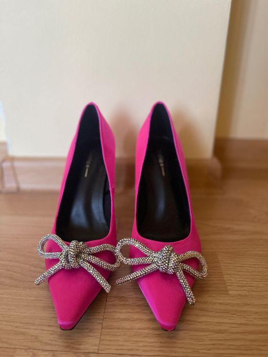 Pantofi roz neon cu funde Bershka cu toc, marimea 38, nepurtati