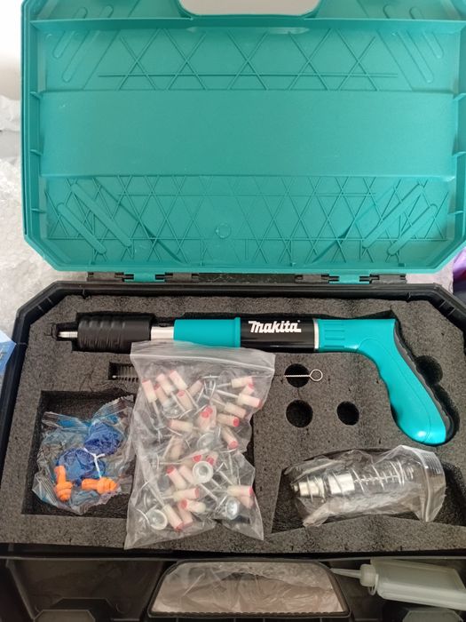 Чемодан сотилади