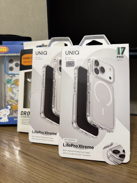 Продам одним лотом оригинальные чехлы на iphone 17 pro